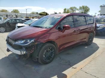  Salvage Chrysler Pacifica