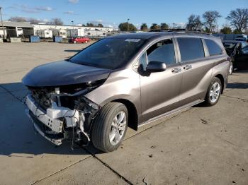  Salvage Toyota Sienna