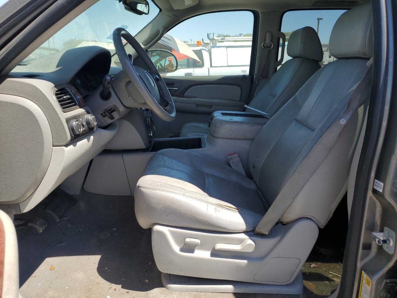 Chevrolet Suburban K1500 Image 2