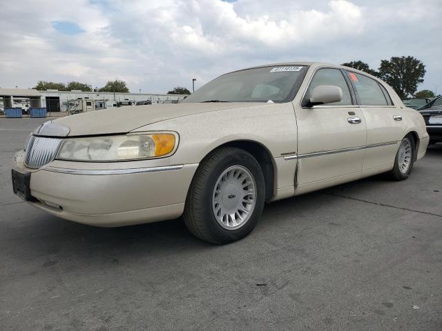  Salvage Lincoln Towncar