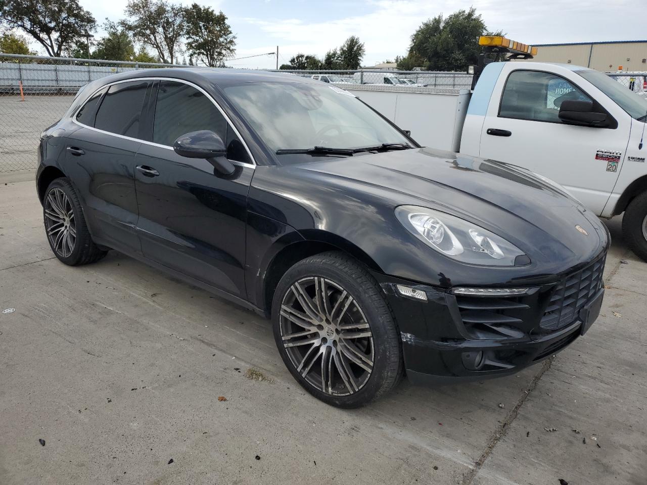 Porsche Macan S Image 12