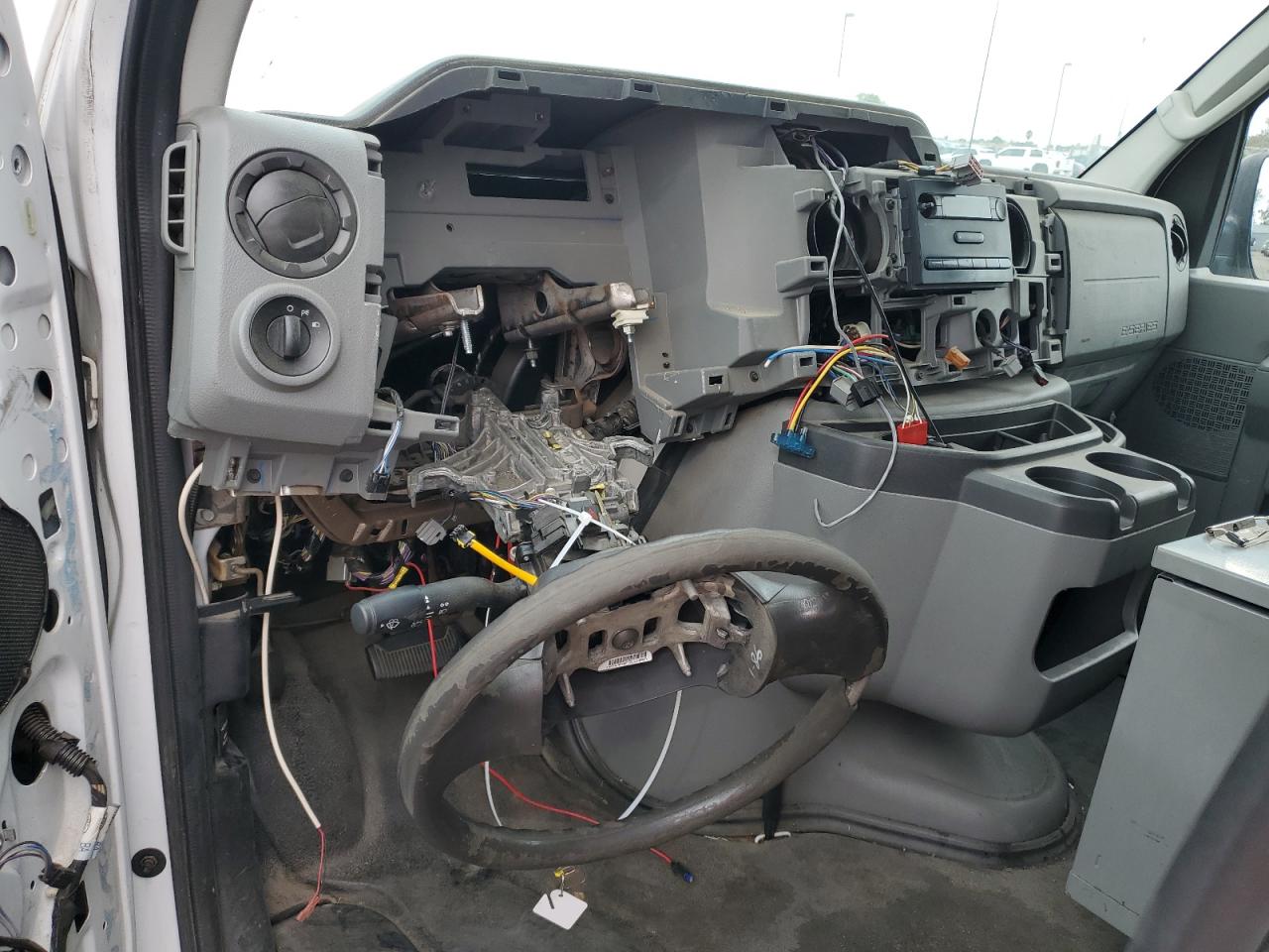 Ford Econoline E250 Van Image 4