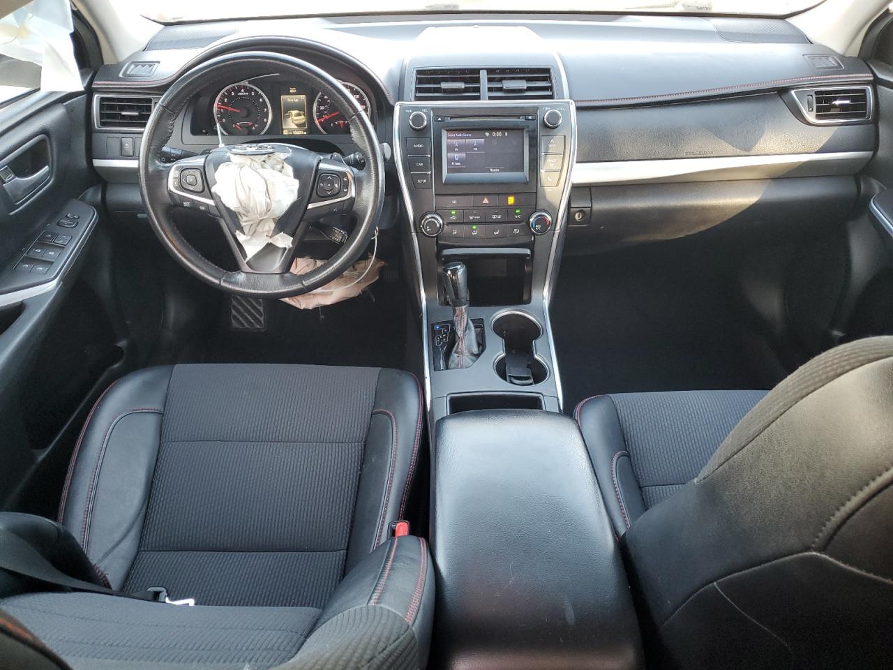 Toyota Camry Le Image 9