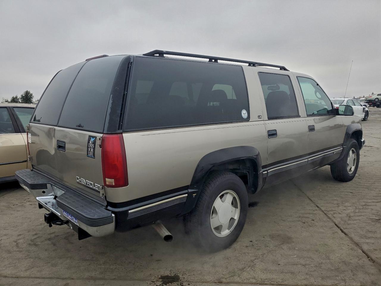 Chevrolet Suburban K1500 Image 2