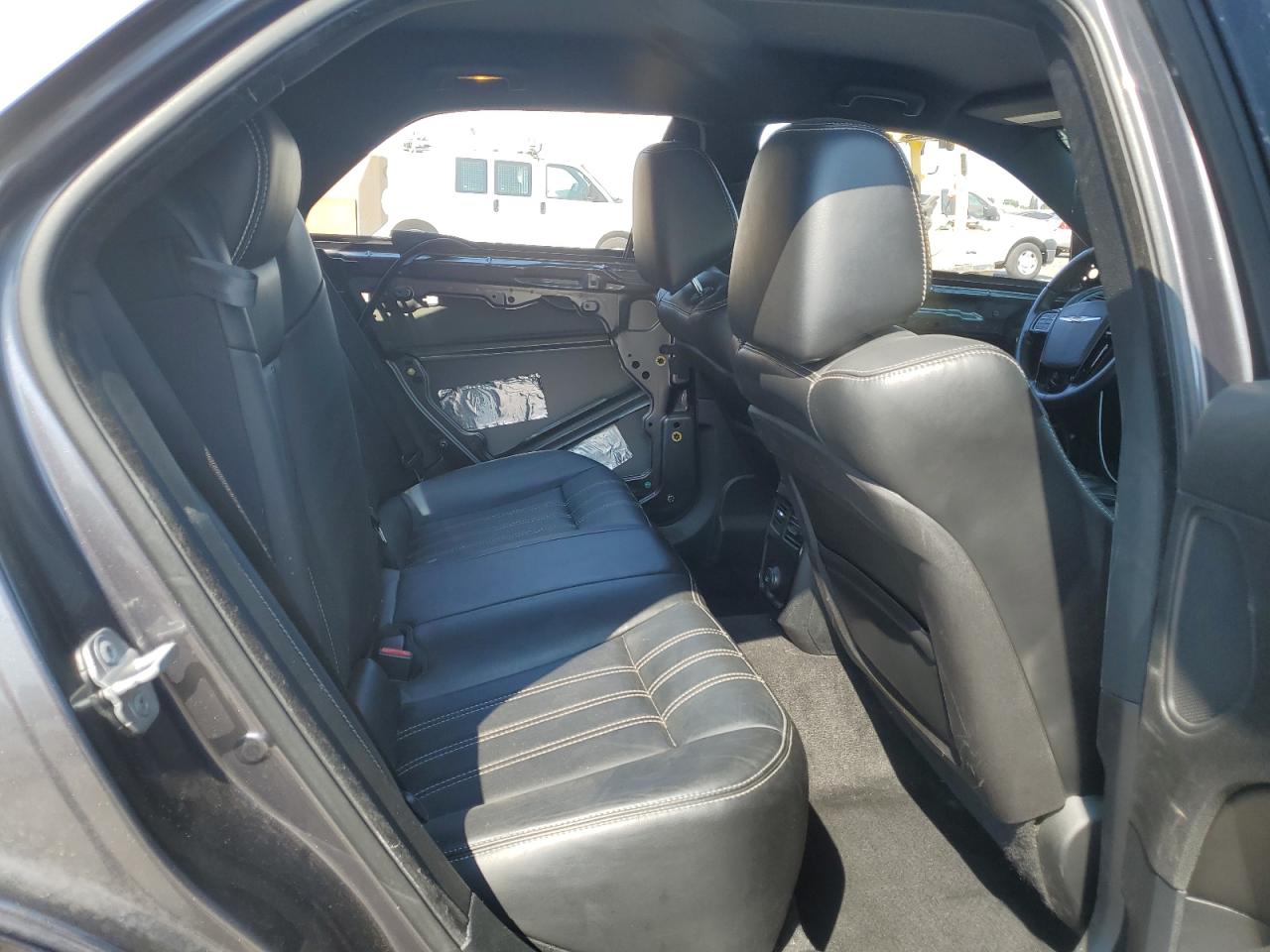 Chrysler 300 S Image 12