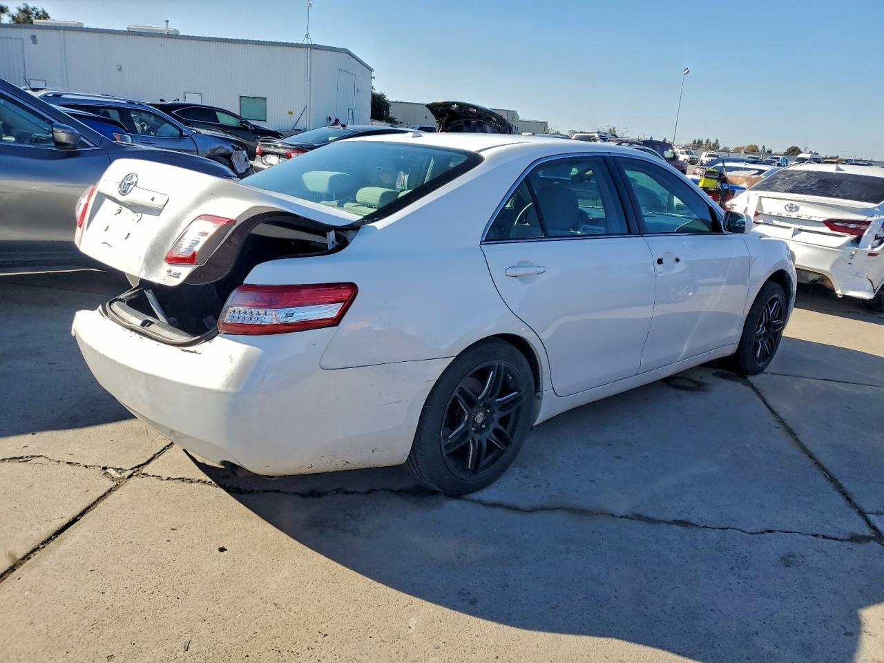 Toyota Camry Base Image 3