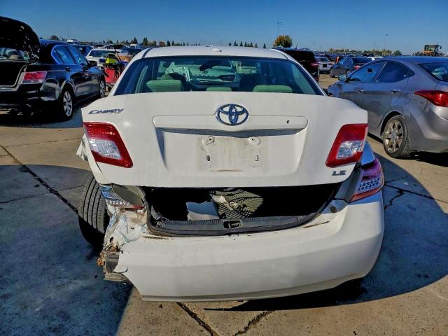 Toyota Camry Base Image 6