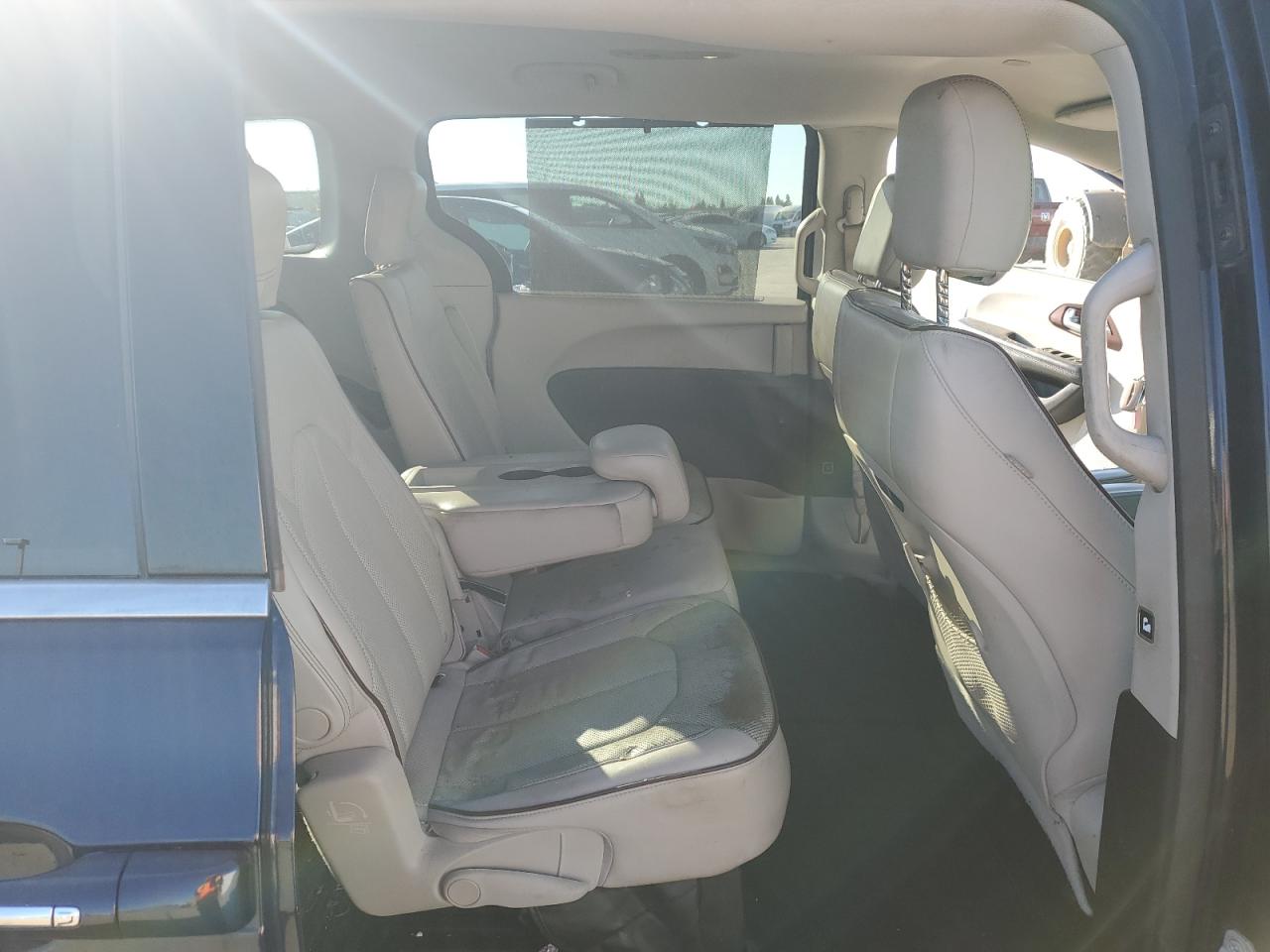 Chrysler Pacifica Limited Image 9