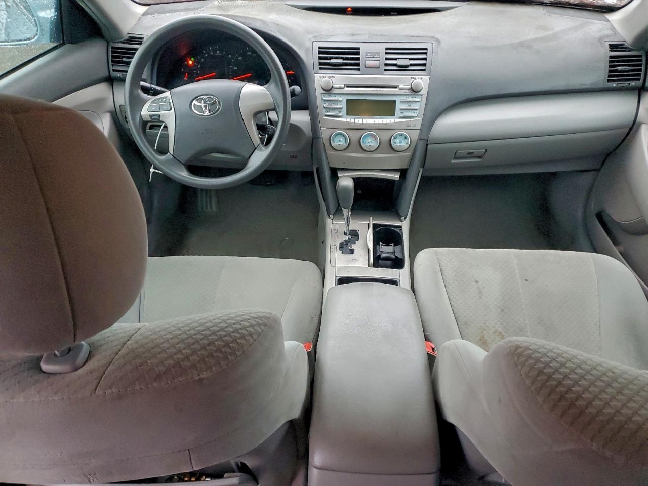 Toyota Camry Base Image 9