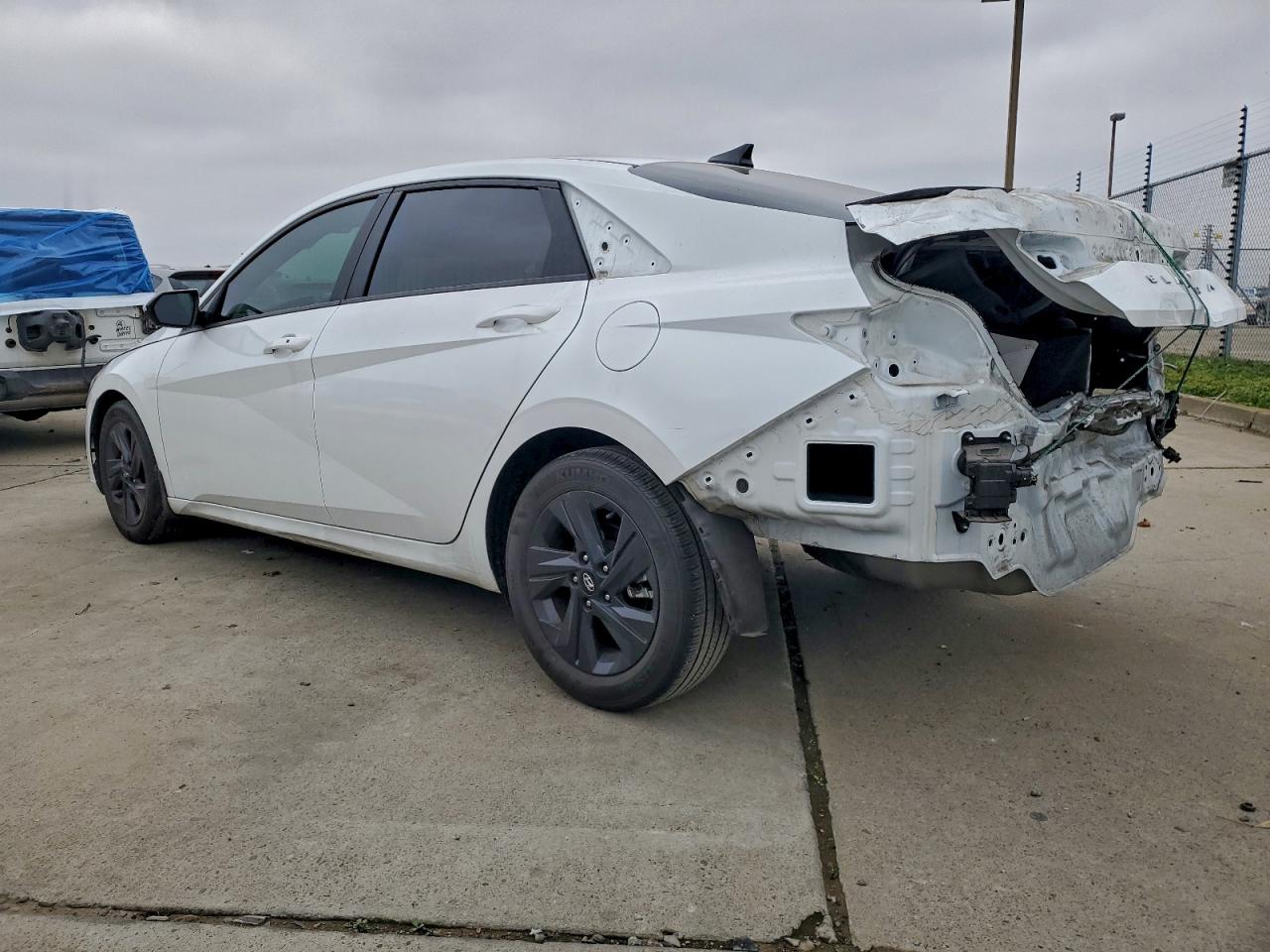 Hyundai ELANTRA Sel Image 2