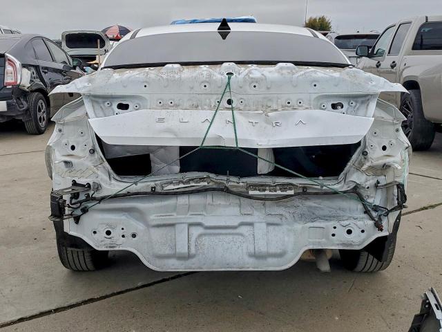 Hyundai ELANTRA Sel Image 7