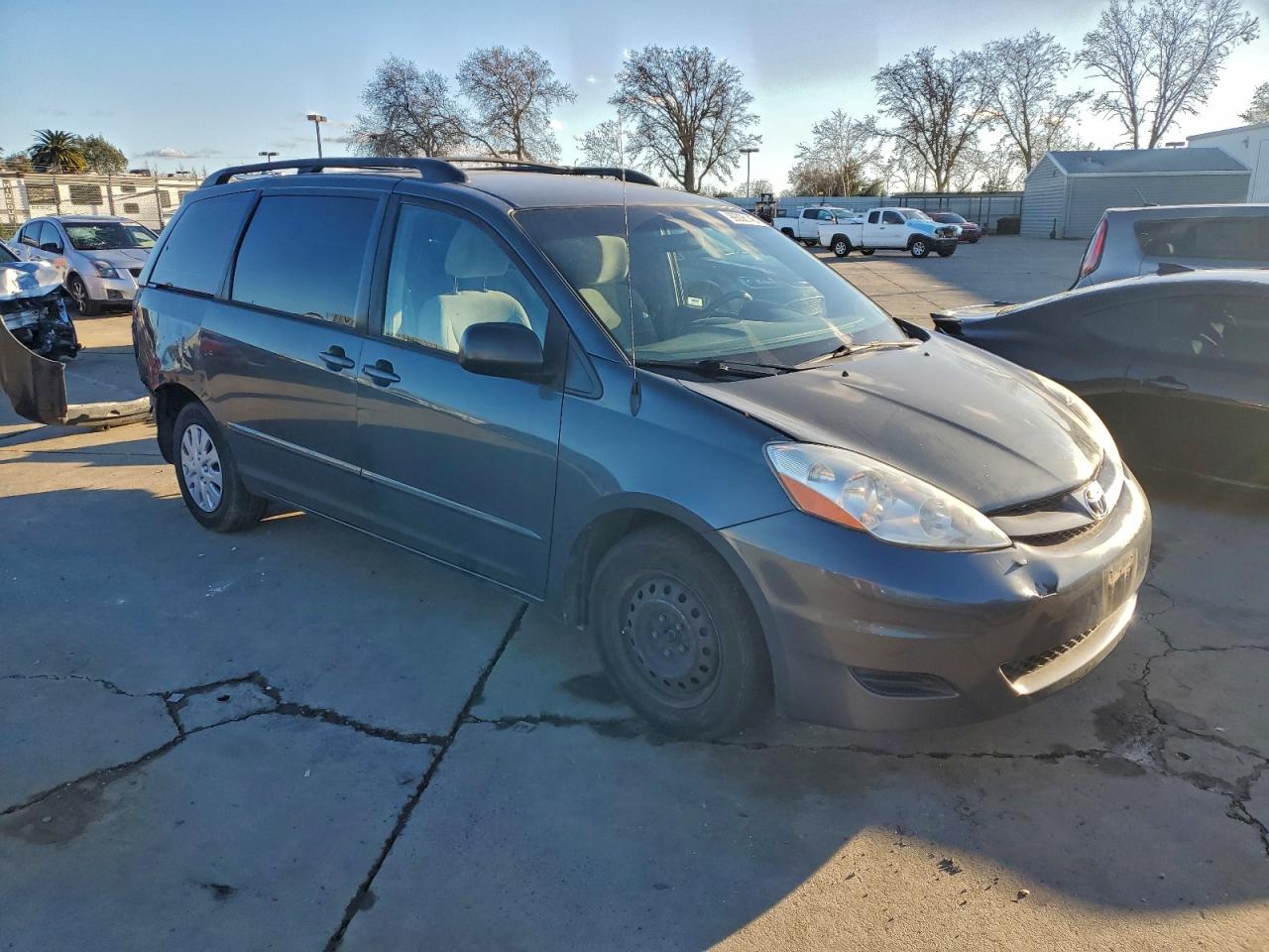 Toyota Sienna Ce Image 3