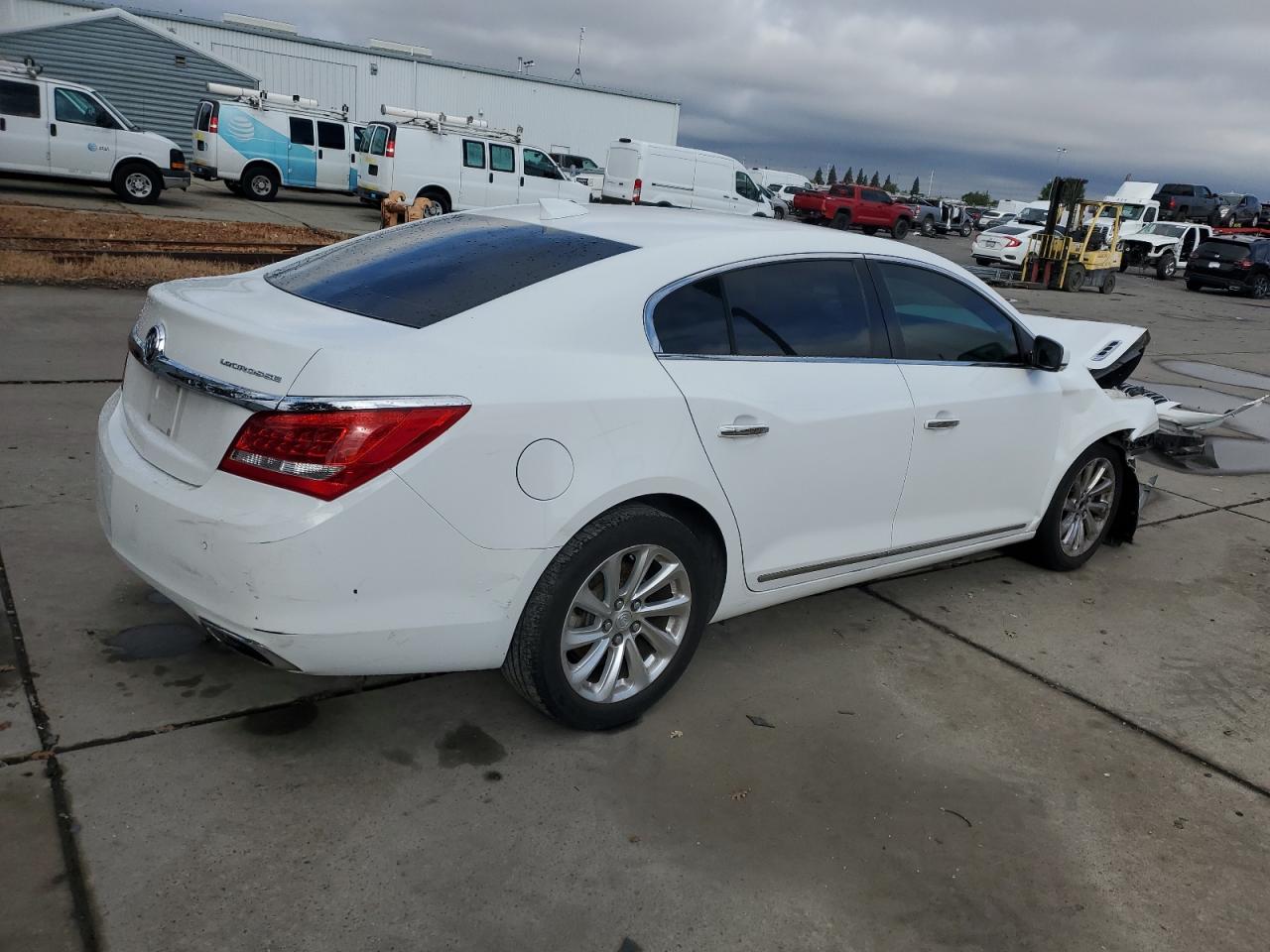 Buick LaCrosse Image 3