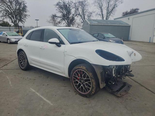 Porsche Macan Turbo Image 14