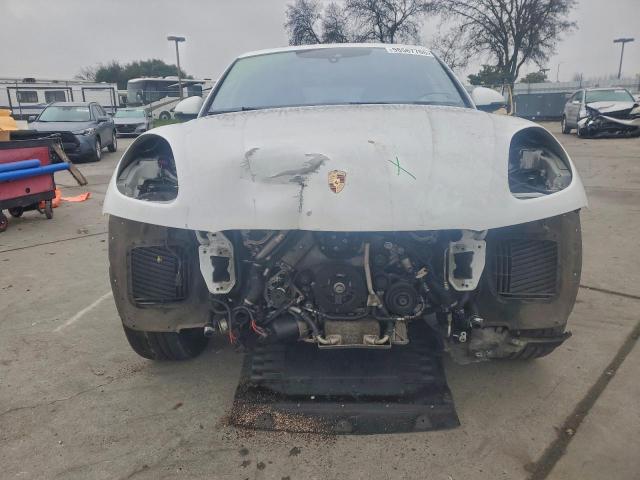 Porsche Macan Turbo Image 4