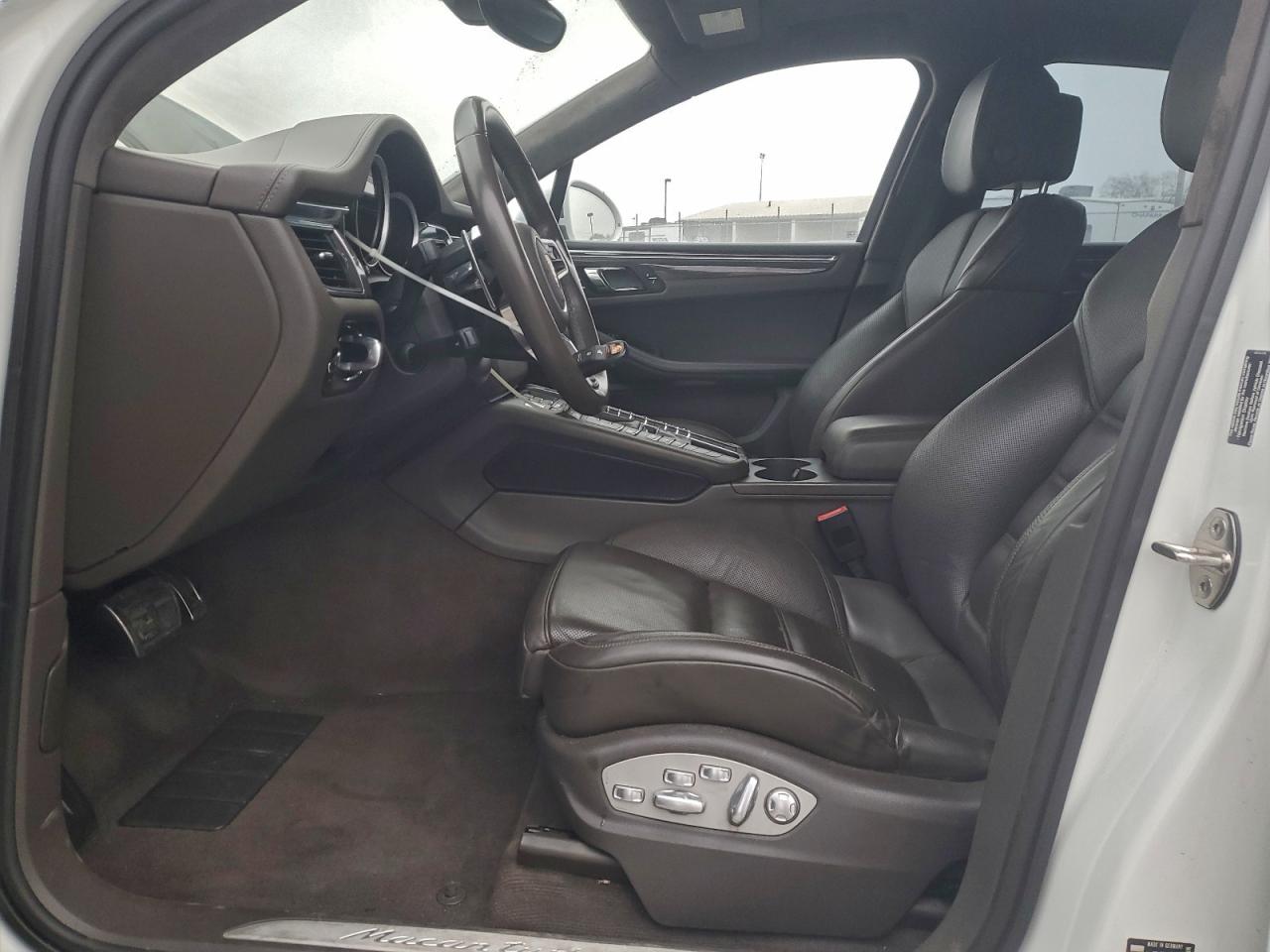 Porsche Macan Turbo Image 5