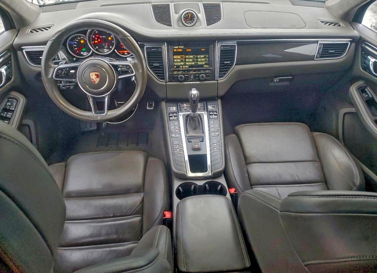 Porsche Macan Turbo Image 8