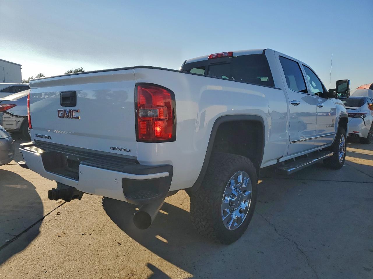 GMC Sierra K2500 Denali Image 3
