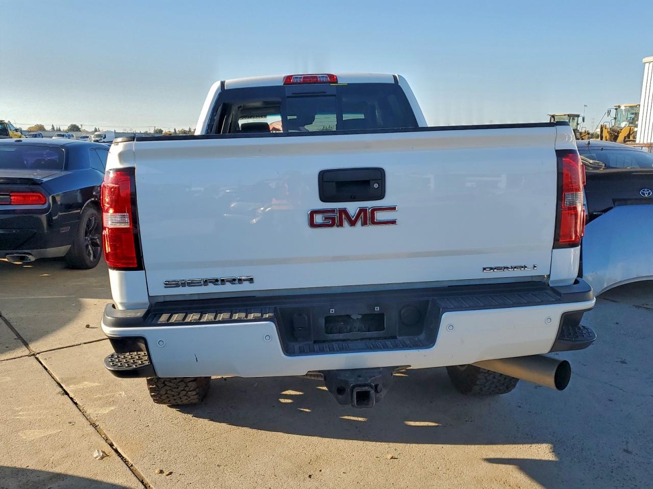 GMC Sierra K2500 Denali Image 9