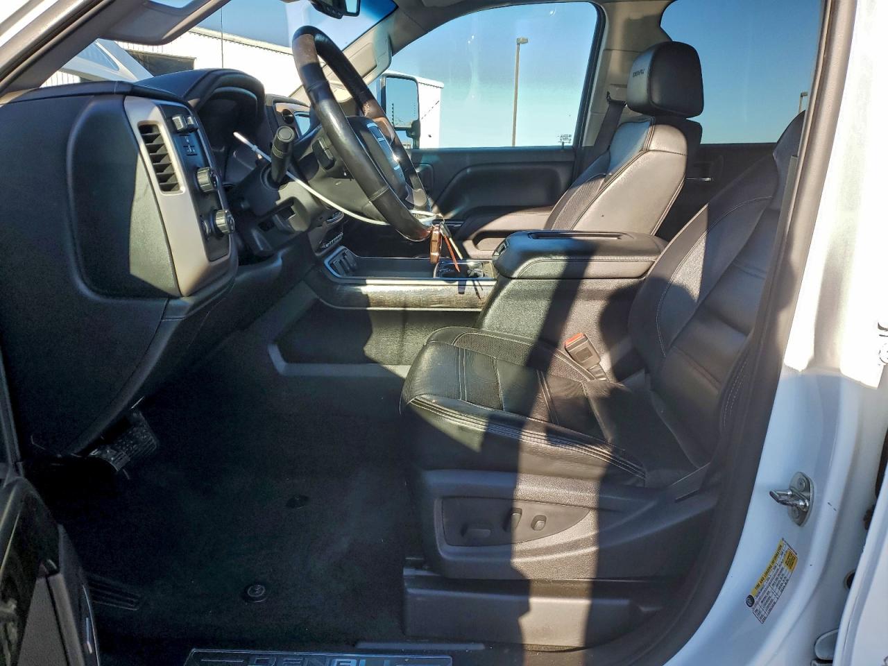 GMC Sierra K2500 Denali Image 11